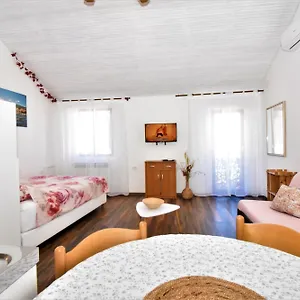 https://studio-apartments-skoric.primorje-gorskikotar.com